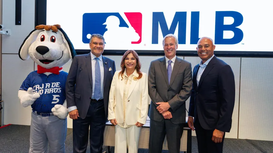 Andrés Farrugia G., gerente general de Caja de Ahorros; la primera dama de la República, Sra. Maricel Cohen de Mulino, como invitada de honor; Bill Morningstar, presidente de MLB Network y vicepresidente ejecutivo de MLB y el miembro del Salón de la Fama del Béisbol, Mariano Rivera.