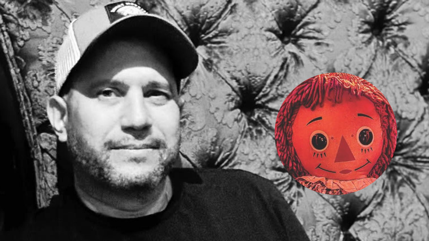 Dan Rivera y en un pequeño círculo la muñeca Annabelle