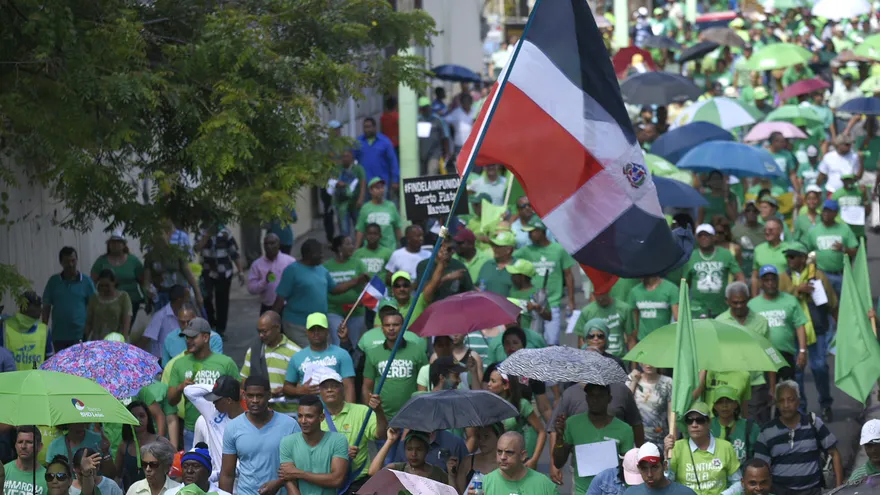 Cientos de dominicanos marcharon en contra de la corrupción y la impunidad, en respaldo a una iniciativa convocada en medio de la investigación por el supuesto pago de 92 millones de dólares por parte de la empresa brasileña Odebrecht en sobornos para acceder a contratos en el país.