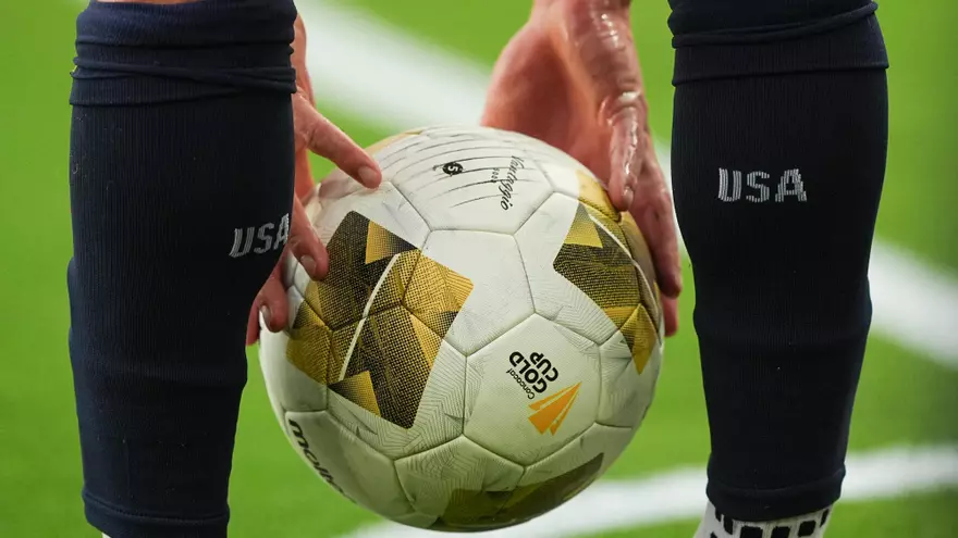 Balón de la Copa Oro 2025 en las manos de un jugador