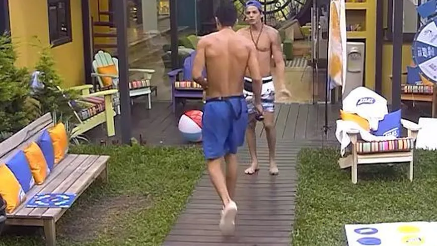 Enrique pierde la paciencia con Ángel.