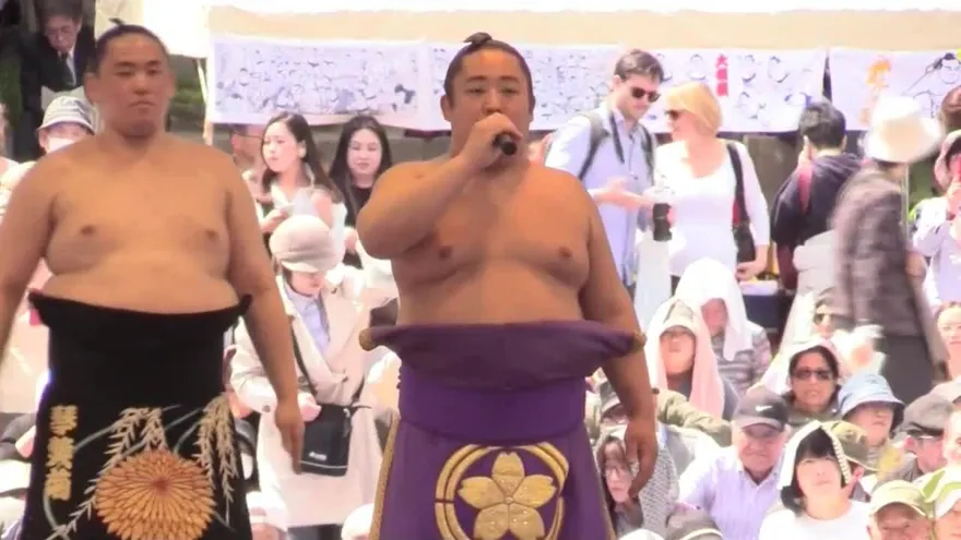 Luchadores de sumo muestran su lado más distendido en un festival en Tokio