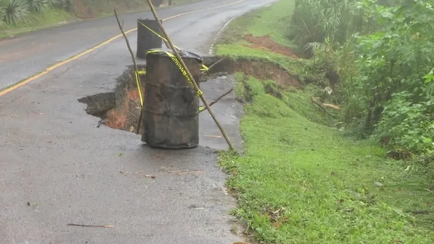 Colapsa tramo en carretera a Cerro Azul