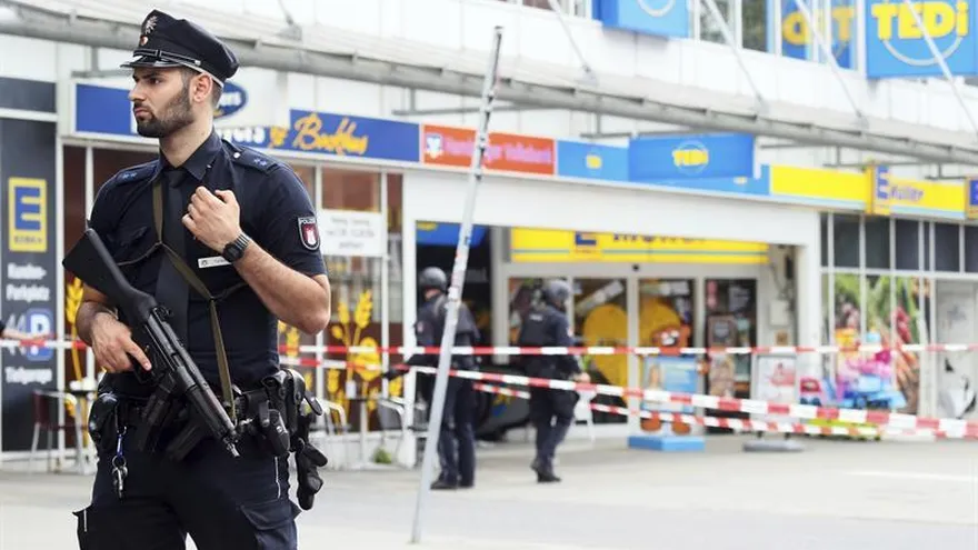 La policía monta guardia frente a un supermercado en Hamburgo (Alemania)