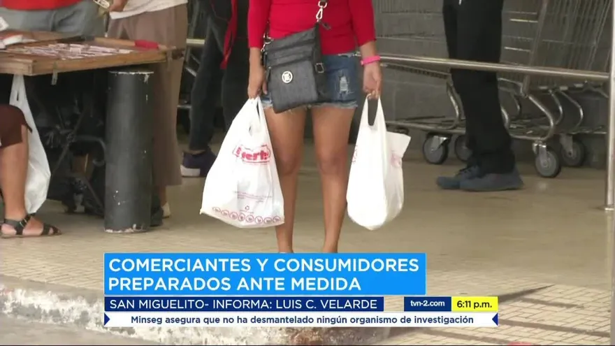 Consumidores se preparan para la salida de las bolsas plásticas