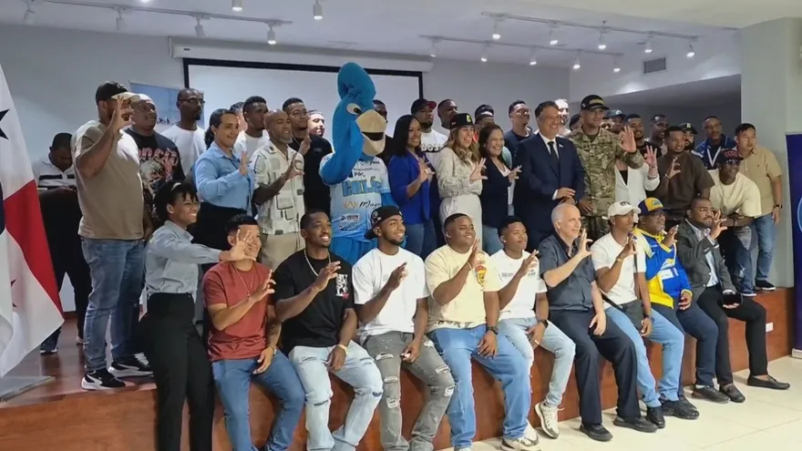 Integrantes del equipo de béisbol mayor de Colón junto a sus patrocinadores