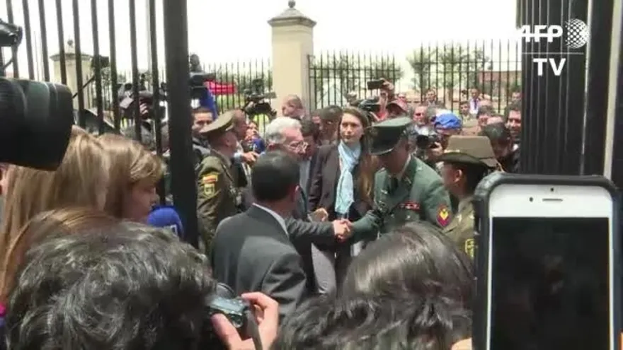 Santos se reúne con sus predecesores opositores Uribe y Pastrana