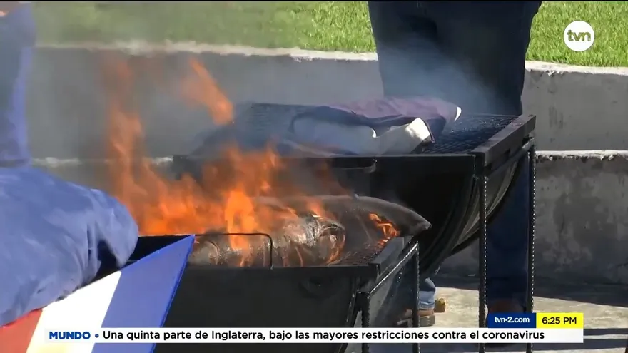 Inicia la celebración de los días patrios con la cremación de banderas en desuso