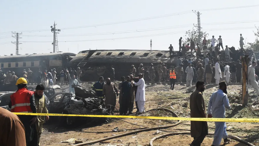 Más de 20 muertos por un ataque con bomba contra un tren en Pakistán