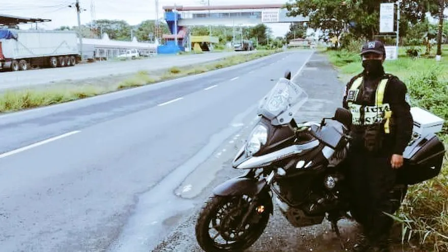 Una agente de tránsito durante operativos