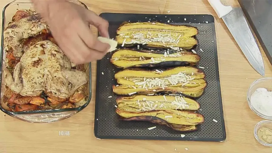 Prepara en casa este pollo con vegetales y plátano maduro al horno