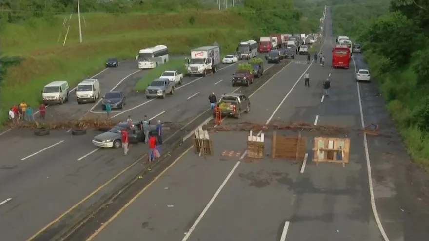 Cierre de calles a nivel nacional en oposición al contrato minero.