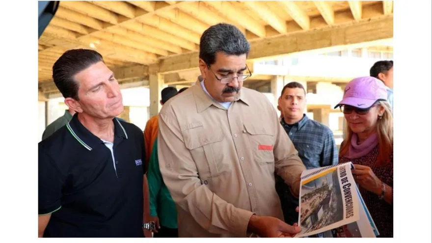 El empresario panameño Ramón Carretero Napolitano y el presidente de Venezuela, Nicolás Maduro.