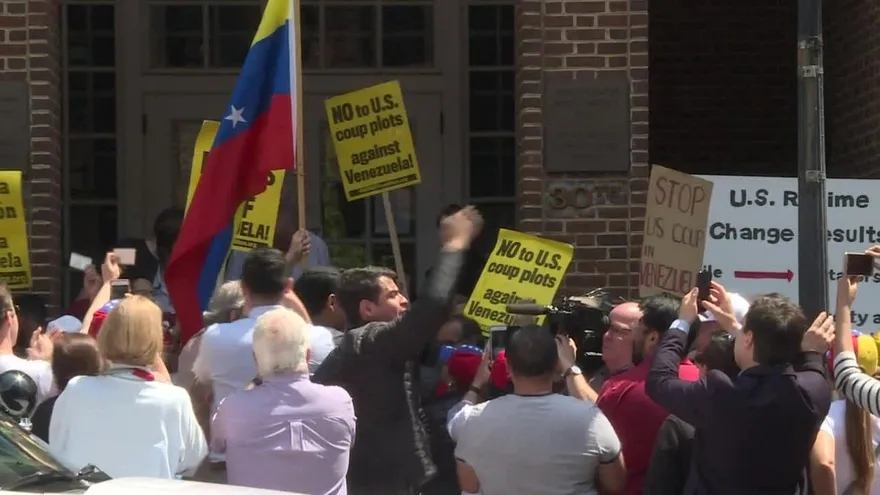Venezuela exige a EEUU proteger su embajada en Washington