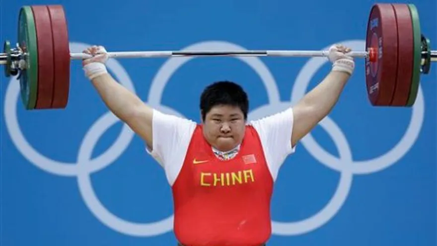 China Zhou logra oro y récord en levantamiento de pesas