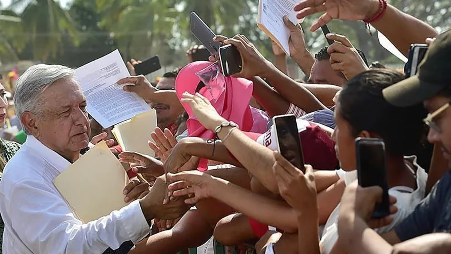 Fotografía cedida este domingo por la Presidencia de México, que muestra al mandatario mexicano Andrés Manuel López Obrador durante su llegada a la comunidad de Marquelia, en el estado de Guerrero (México).