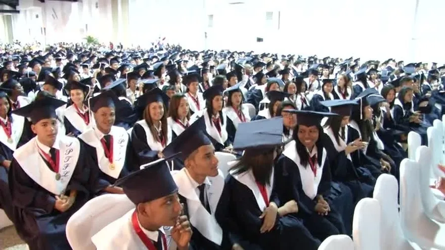 Estudiantes de Arraiján alcanzan la meta de la graduación