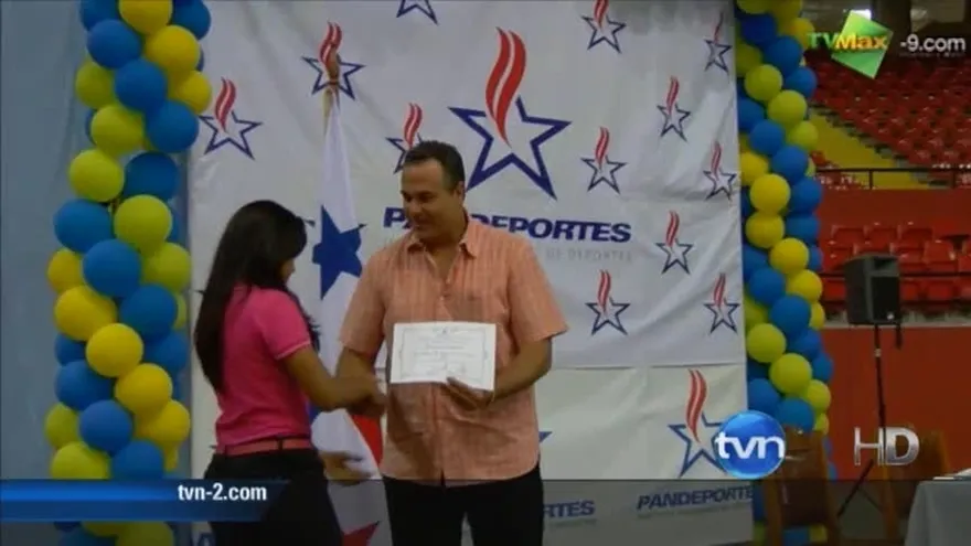 Entregan becas deportivas a atletas por buen desempe