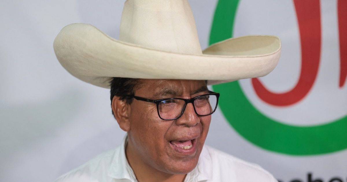 El izquierdista Sánchez sube al segundo lugar y se acerca al balotaje con Fujimori en Perú