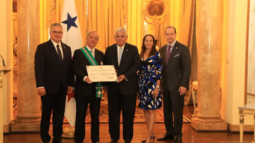 Presidente Mulino condecora a Sergio Abreu, secretario general de la ALADI y excanciller de Uruguay