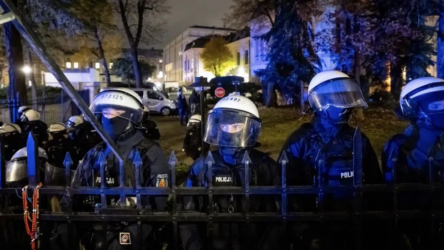 Escala la crisis en Polonia: la policía se despliega en torno a la Corte Constitucional