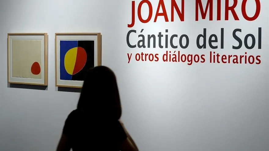 Una mujer observa dos de los cuadros que se pueden contemplar en la exposición de Joan Miró "Cántico del Sol y otros diálogos literarios".