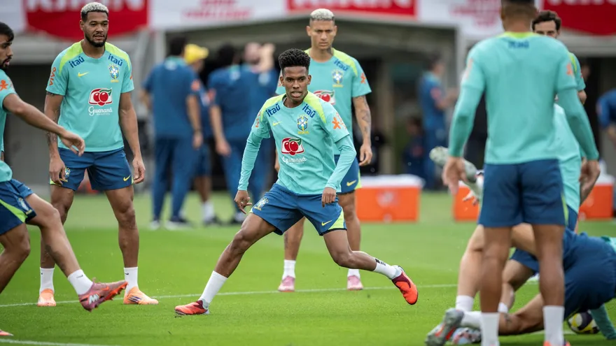 Estêvão (c) en un entrenamiento de la Selección de Brasil