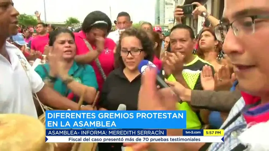 Educadores marchan en contra de lo ajustes en la tarifa eléctrica