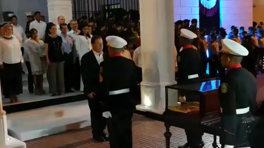 Desfile de Antorcha culmina en la Presidencia de la República