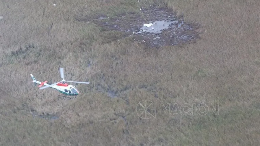 Fotografía cedida por el Grupo Nación, muestra los restos de la avioneta en la que viajaba el ministro de Agricultura y Ganadería de Paraguay, Luis Gneiting, desaparecida la noche del miércoles y encontrada hoy, jueves 26 de julio de 2018,