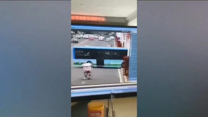 Al menos 21 personas murieron al caer un autobús a un embalse en China