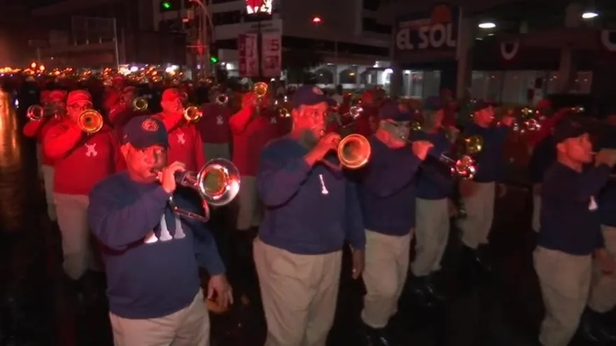 Tradicional desfile de antorchas de los bomberos