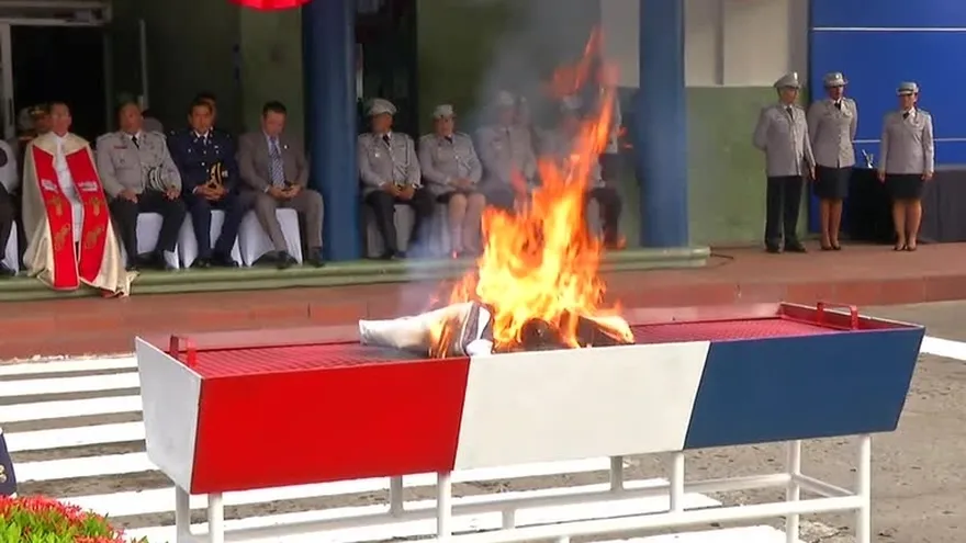 Realizan cremación de banderas en la Policía Nacional