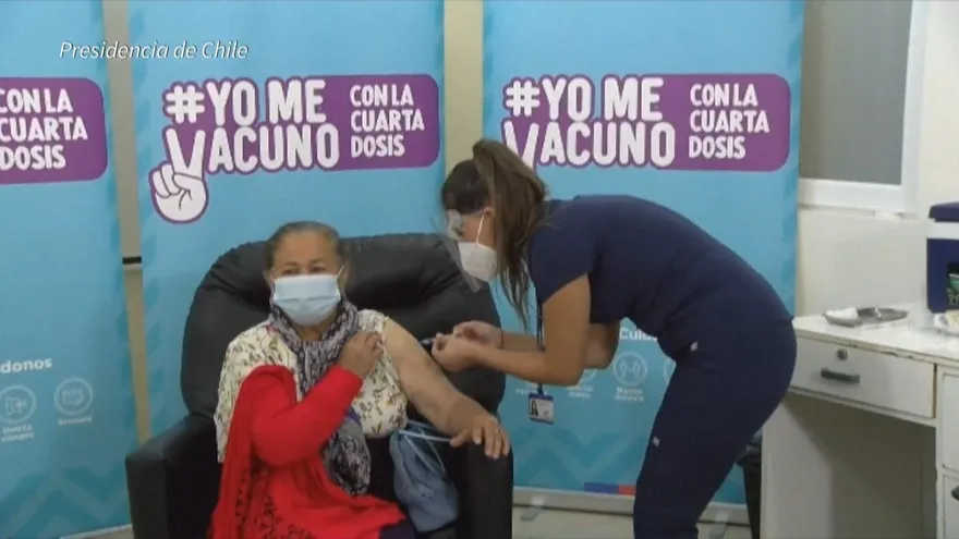 Chile inicia vacunación masiva de la cuarta dosis en pleno aumento de contagios