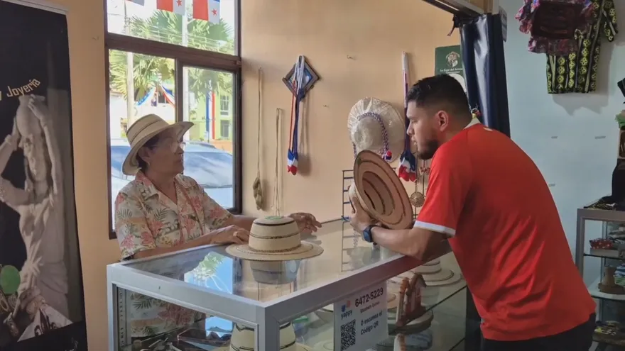 Un hombre en busca de sombreros en La Casa del Artesano de La Chorrera