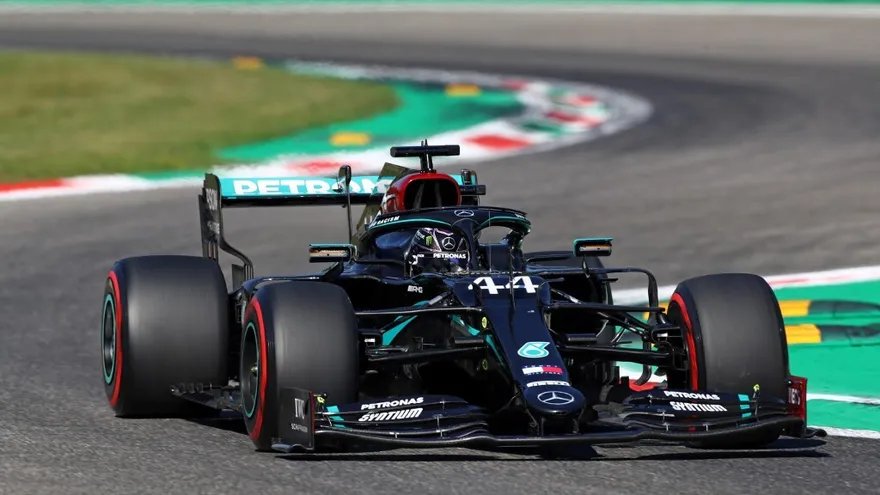 Hamilton logra la 'pole' en Monza escoltado por su compañero Bottas