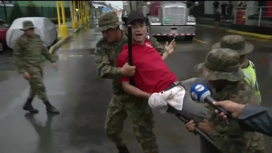 Desalojo en Paso Canoas termina entre empujones y detenciones