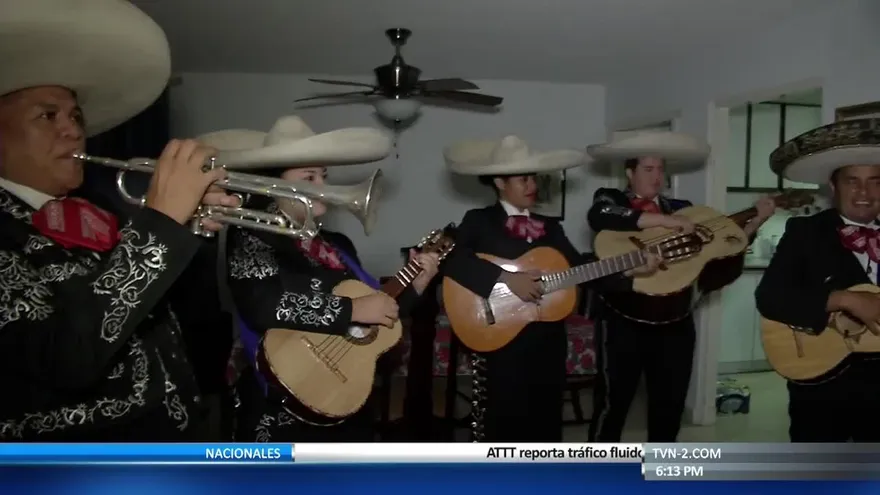 Sorprenden a madres con serenatas este viernes