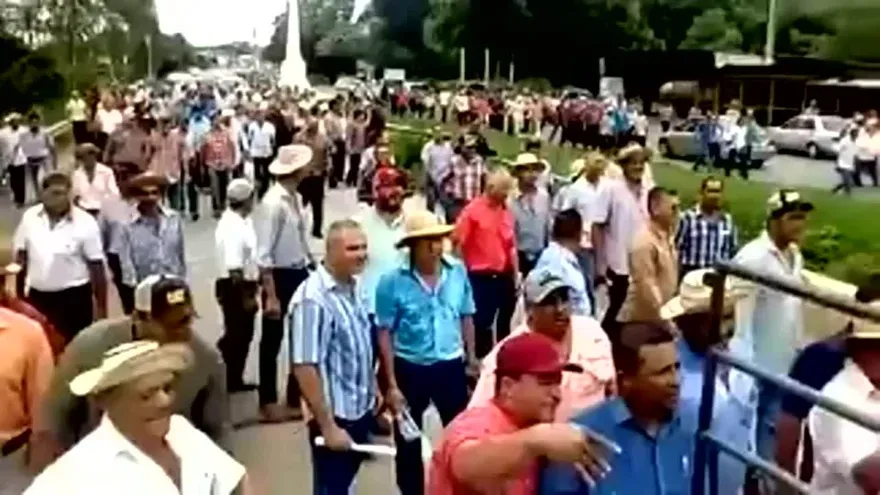 Productores de leche cierran el puente sobre el río La Villa
