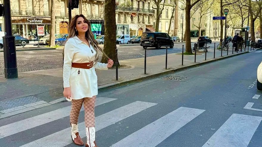 Imagen de la presentadora de televisión egipcia Sarah Khalifa durante un viaje a París