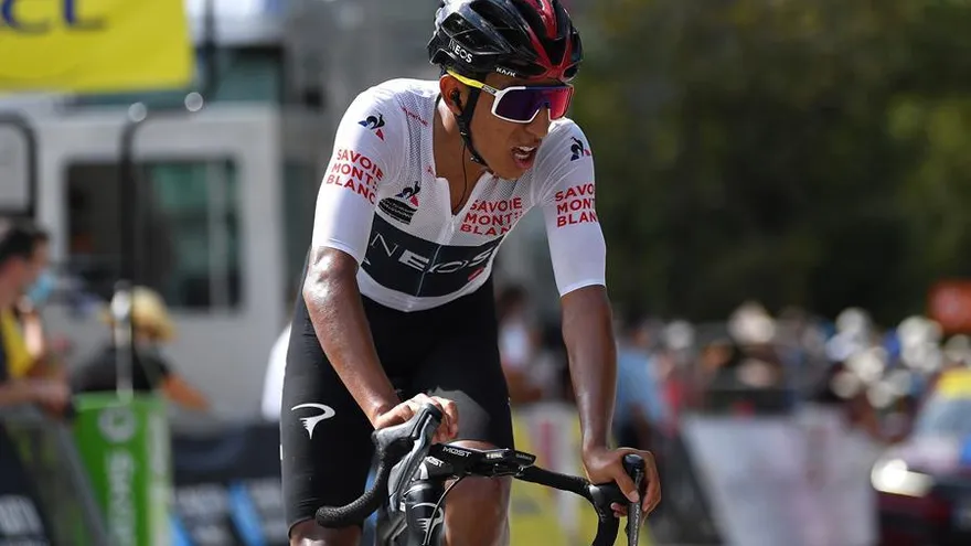Egan Bernal no tomará la salida por dolores en la espalda