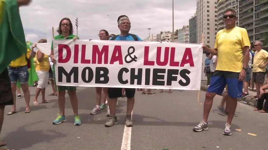 Brasileños en Rio piden la salida de Rousseff