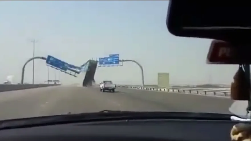 En Youtube: Vagón de camión destruye valla en medio de autopista