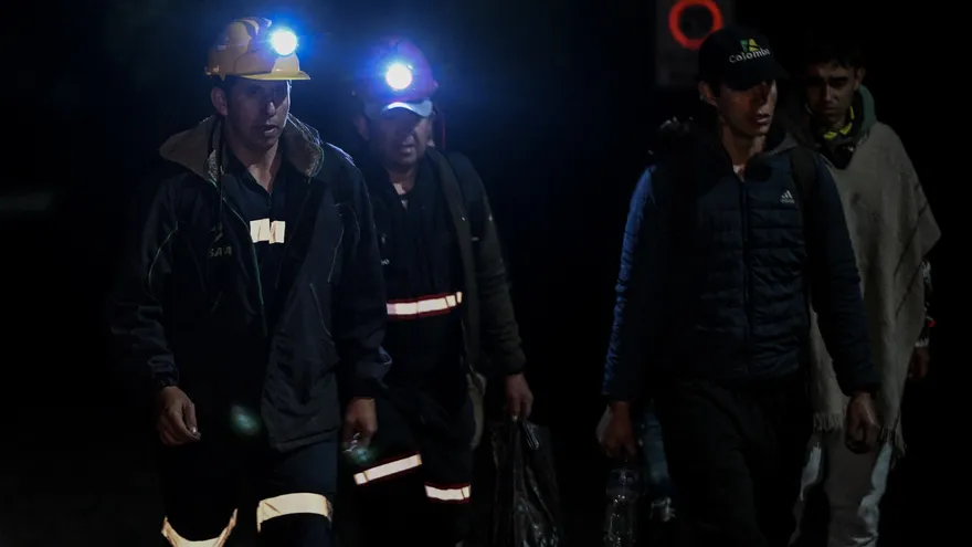 Archivo/ Mineros recorren el lugar de una explosión en una mina de carbón en Sutatausa, departamento de Cundinamarca, Colombia, el 4 de mayo de 2026.