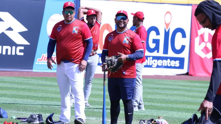 El manager José Mayorga (c) comparte con jugadores de la Selección de Panamá en un entrenamiento previo al Clásico Mundial de Béisbol 2026
