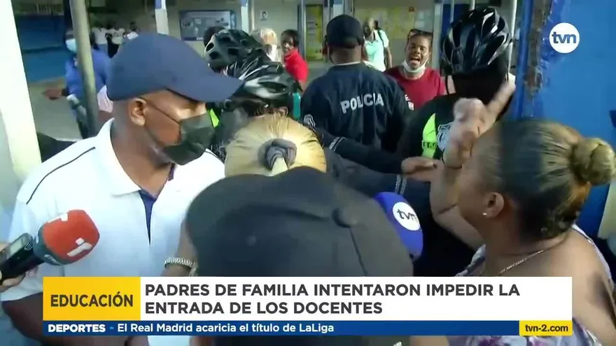 Protesta en escuela en Colón termina en empujones