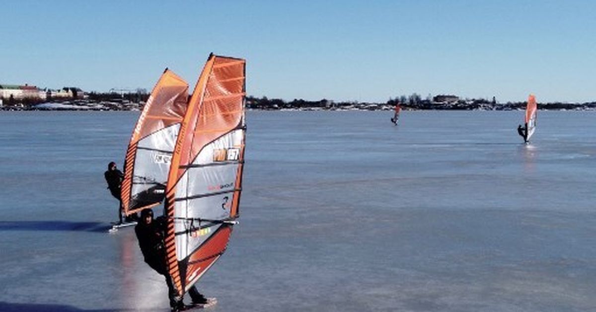 En Finlandia, las planchas de vela sobre patines vuelan en el mar