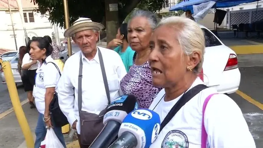 Afectados por dietilenglicol piden justicia