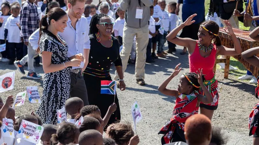 Los duques de Sussex inician en Sudáfrica su primer viaje oficial con su bebé