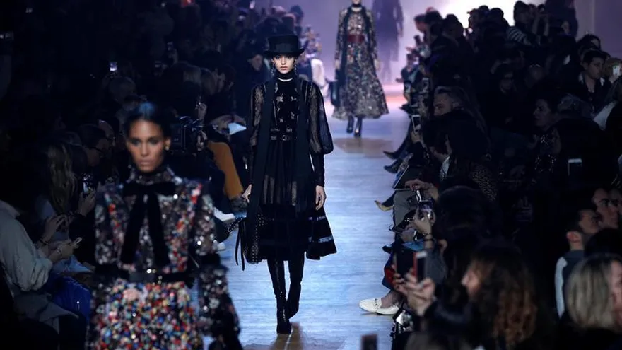 Modelos presentan creaciones de la colección Otoño / Invierno 2018/2019 del diseñador libanés Elie Saab durante la Semana de la Moda de París, Francia.